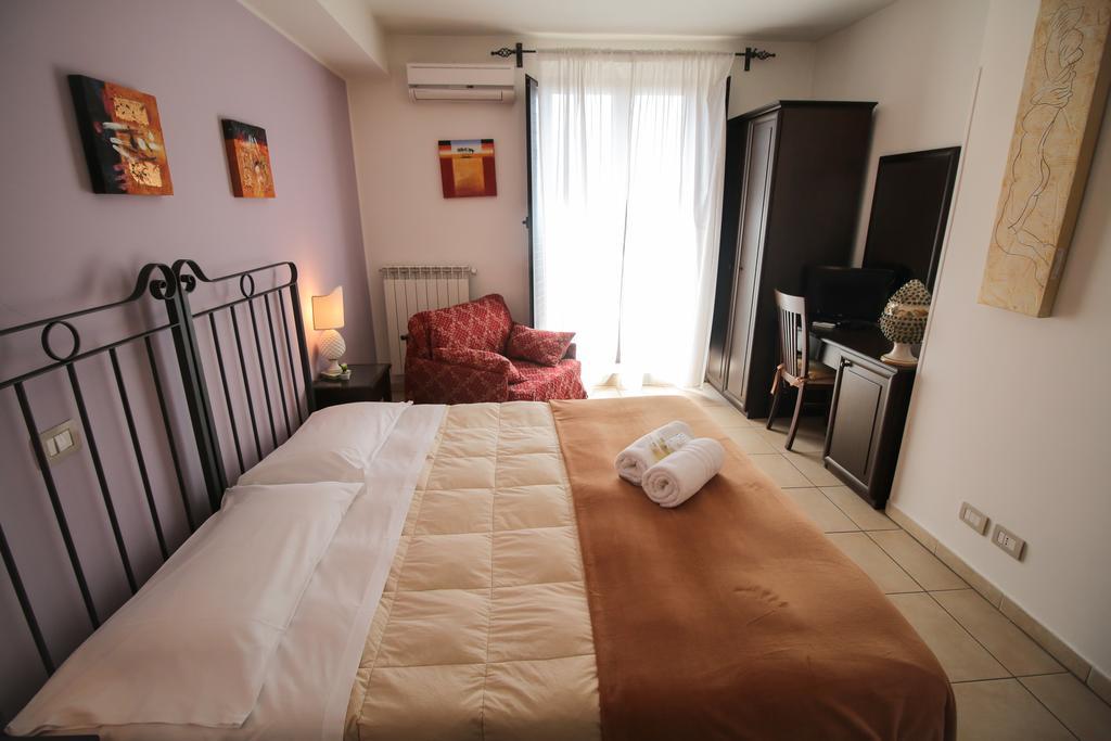 B&B Regina Carolina กัลตาจีโรเน ภายนอก รูปภาพ